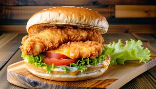Бургер с панирано пилешко