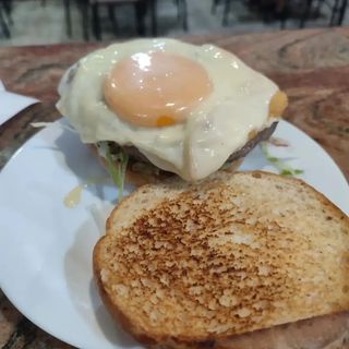 Hamburguesa De Buey Con Huevo Y Queso (200 G.)