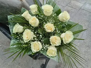 Ramo 12 Rosas Blancas Colombianas De Alta Calidad.