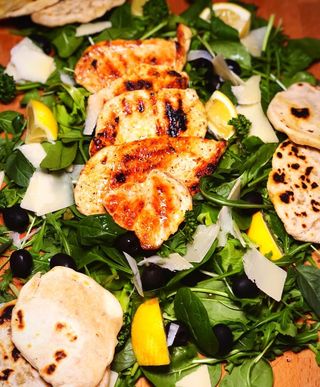 Petto di pollo grigliato e insalata