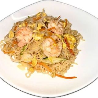 Ramen saltato con gamberi