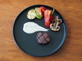 Медальйон із телятини з овочами гриль та грибним соусом