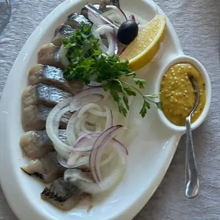 Оселедець з цибулею та Гірчичним соусом (120г)
