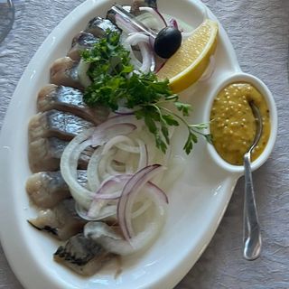 Оселедець з цибулею та Гірчичним соусом (120г)