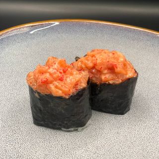 Гункан з лососем спайсі (2шт)