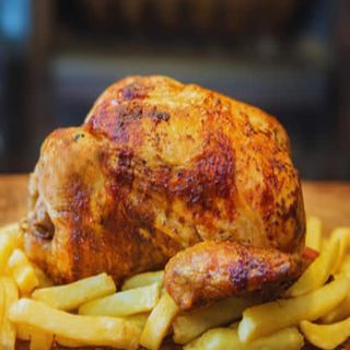 Pollo entero al carbón con patatas fritas + acompañamiento (para 4)