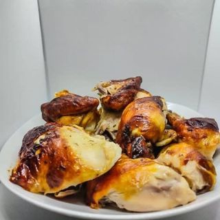 Pollo Entero Con Patatas Fritas Y Ensalada Rayo