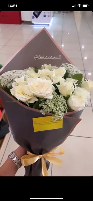 Bouquet De 12 fleurs Blanches Avec Des Feuillages