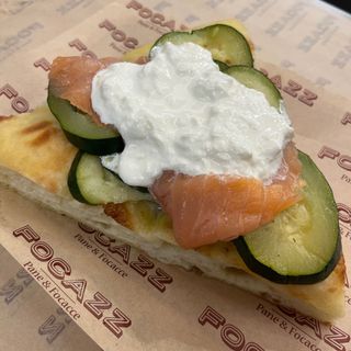 Focaccia zucchine salmone e stracciatella- 1 trancio