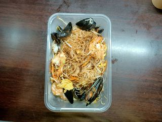 43. Spaghetti di riso saltati con frutti di mare