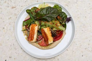 Теплий салат із смаженим халумі, бабаганушем і томатами, 360 г