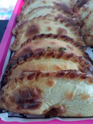 Empanada De Tomate Con Queso Y Albahaca
