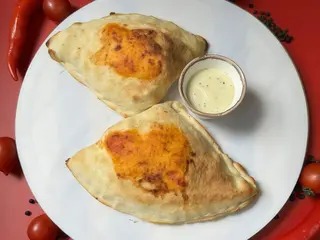 Кальцоне з тунцем