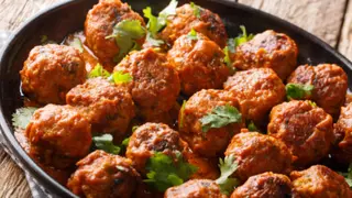 Polpette di manzo in salsa di pomodoro e piselli