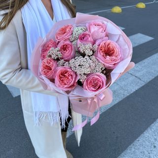 Букет з 9 трояндами Пінк експрешн та 4 озотамусу