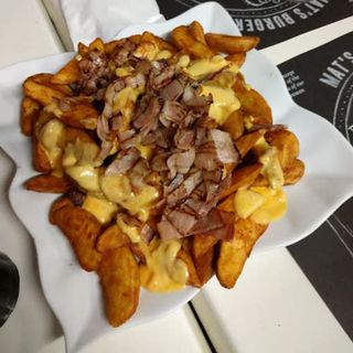 Patatas belgas con queso derretido y bacon crujiente (1/2 ración)