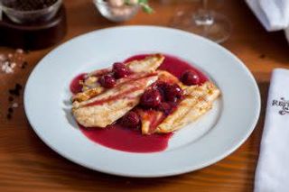 Piept de pui cu sos de vișine ca-n Banat