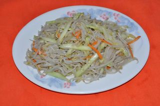 4. Салата от соеви кълнове (300г)