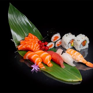 130. Sushi Sashimi Mixto