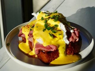 Тост з ростбіфом та Cирним соусом (290г)