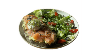 Awokado tost z łososiem