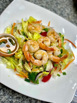 Kung Yang (Sałatka z grilowanymi krewetkami w dresingu limon chilly)