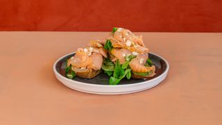 Toast avocado e salmone