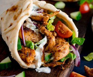 Gyros de pui marinat cu cartofi prăjiți, salată verde și sos tzatziki