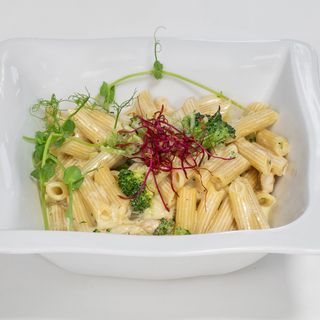Makaron penne z kurczakiem w sosie serowo-brokułowym