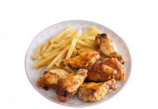 Alitas de pollo + patatas + 1 huevo