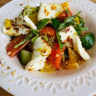 Sałatka z Grillowanym Serem Halloumi (300 g)