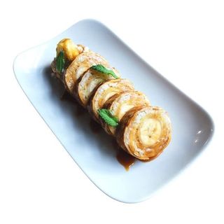 Banan w słodkim omlecie polane sosem karmelowym