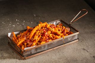 Пържен батат с бекон и чедър сос 250г