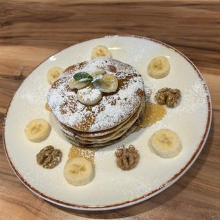 ბლინი ბანანით, ნიგოზით და თაფლით