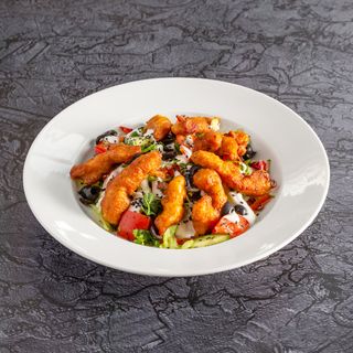 4. Sałatka z kruchymi polędwiczkami z kurczaka i sosem sałatkowym 