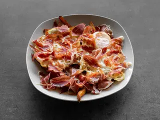 Huevos Rotos Con Patatas Y Jamón Ibérico