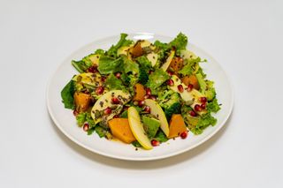 Салат с пряной тыквой,брокколи и авокадо 