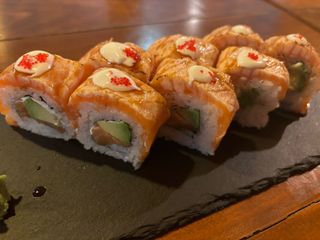 64. Salmón Flameado Uramaki (8 Pzs.)