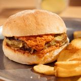 Burger vegana de alcachofa con salsa romesco