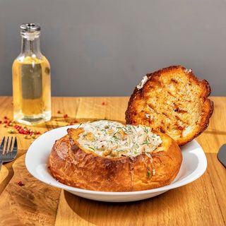 Pui cu smantana si verdeata in paine