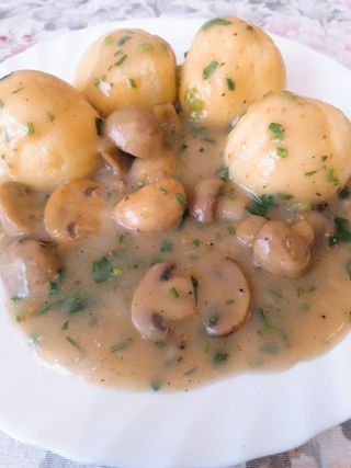 Pyzy z mięsem 4szt z sosem pieczarkowym i surówką