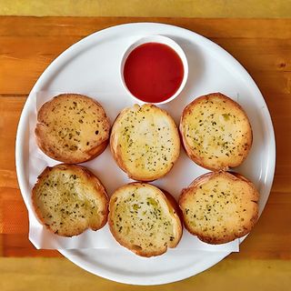 Pieczywo czosnkowe z pieczarkami, pomidorem i serem 4szt.