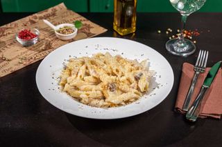 Paste cu pui si sos alb