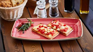 Brusketi mocarelom i paradajzom