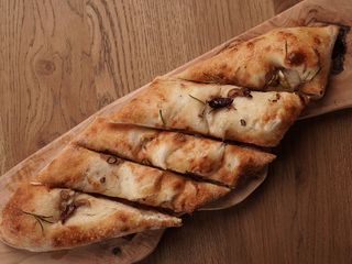 Фокачча з печі з оливковою олією, каперсами і анчоусами (250g)