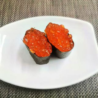 Gunkan de huevas de salmón (2 pzas.)