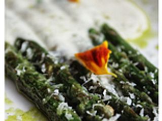Espárragos en Salsa de Queso Cremosa