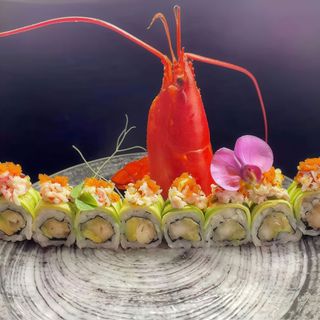 65. Uramaki Tempura Aguacate Con Mayonesa Y Langosta Tobiko (8 Pzs.)