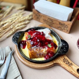 Млинці запечені з сиром та вишневим соусом(можливе попадання кісточок)