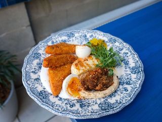 Сніданок з хешбрауном та рваною свининою